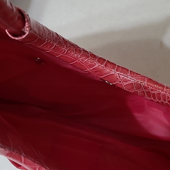 Elegant Pink Crocodile-Embossed Women's Bag - Picture 4 of 14